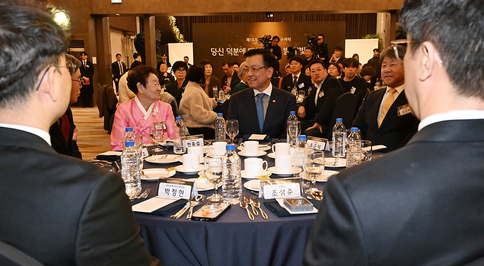 최상목 대통령 권한대행 부총리 겸 기획재정부 장관이 3월 14일 오후 서울 용산구 피스앤파크컨벤션에서 열린 '제14기 국민추천포상 수여식'에 참석하고 있다.