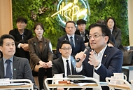 최상목 대통령 권한대행 부총리 겸 기획재정부 장관, 청년창업허브 현장방문 사진 1