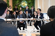 최상목 대통령 권한대행 부총리 겸 기획재정부 장관, 청년창업허브 현장방문 사진 4
