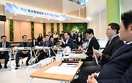 최상목 대통령 권한대행 부총리 겸 기획재정부 장관, 청년창업허브 현장방문 사진 6