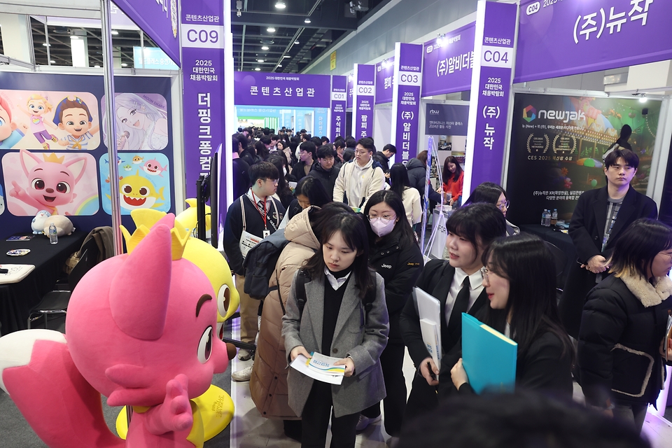 19일 서울 서초구 aT센터에서 열린 2025 대한민국 채용박람회에서 구직자들이 현장 면접을 기다리고 있다. 