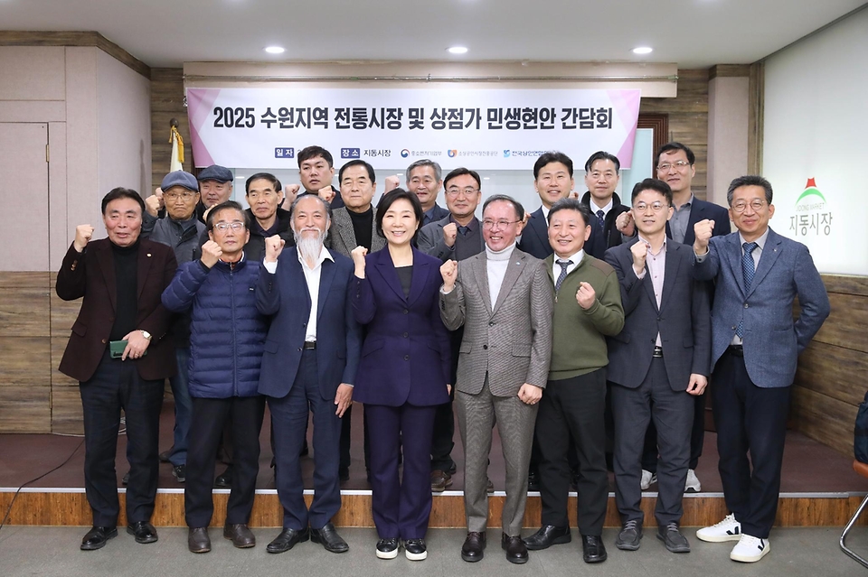 오영주 중기부 장관은 17일(월) 수원시 팔달문 인근의 전통시장들을 방문하여 오늘부터 시행하는 3월 미리온 동행축제 '온누리상품권 환급행사' 운영 현황을 점검하고 상인들의 민생현안을 청취했다.