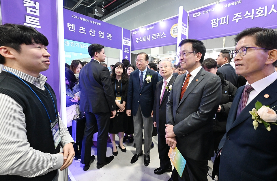 최상목 대통령 권한대행 부총리 겸 기획재정부 장관이 3월 19일 오전 서울 서초구 aT센터 전시장에서 열린 '2025 대한민국 채용박람회'에 참석, (주)컴투스 채용홍보관에서 관계자와 대화를 나누고 있다.