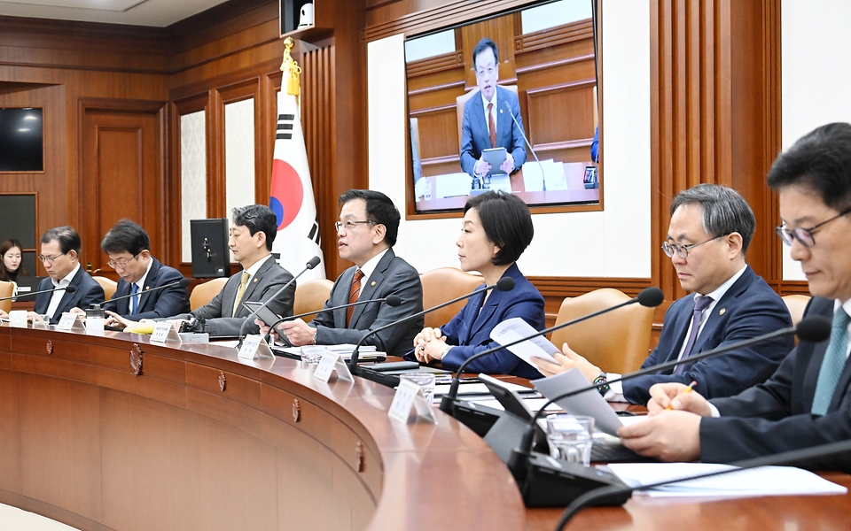 최상목 대통령 권한대행 부총리 겸 기획재정부 장관이 3월 19일 오전 서울 종로구 정부서울청사에서 열린 '국정현안관계장관회의 겸 경제관계장관회의 겸 산업경쟁력강화관계장관회의'를 주재, 모두발언을 하고 있다.