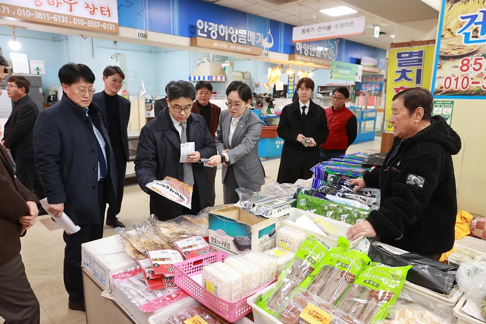 김성섭 중기부 차관은 7일(금) 경북 경산에 위치한 하양꿈바우시장 및 상공회의소를 방문하여 중소기업·소상공인을 격려하고 현장의 목소리를 청취하였다.