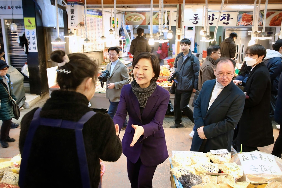 오영주 중기부 장관은 17일(월) 수원시 팔달문 인근의 전통시장들을 방문하여 오늘부터 시행하는 3월 미리온 동행축제 '온누리상품권 환급행사' 운영 현황을 점검하고 상인들의 민생현안을 청취했다.