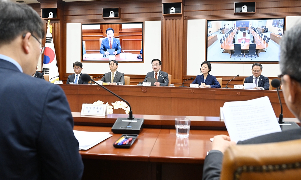 최상목 대통령 권한대행 부총리 겸 기획재정부 장관이 3월 19일 오전 서울 종로구 정부서울청사에서 열린 '국정현안관계장관회의 겸 경제관계장관회의 겸 산업경쟁력강화관계장관회의'를 주재, 모두발언을 하고 있다.