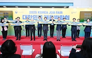 최상목 대통령 권한대행 부총리 겸 기획재정부 장관, 2025 대한민국 채용박람회 사진 2