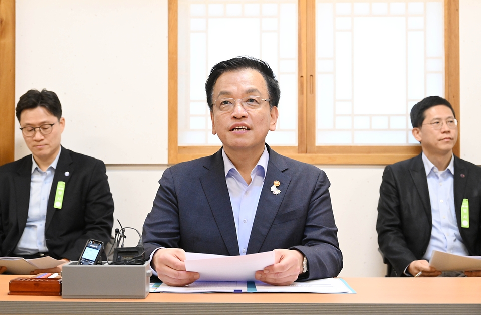 최상목 대통령 권한대행 부총리 겸 기획재정부 장관이 3월 20일 오후 아시아태평양경제협력체(APEC) 정상회의 준비상황 점검 후 경주시 교촌마을 최부자 아카데미에서 민생경제점검회의를 주재, 모두발언을 하고 있다.