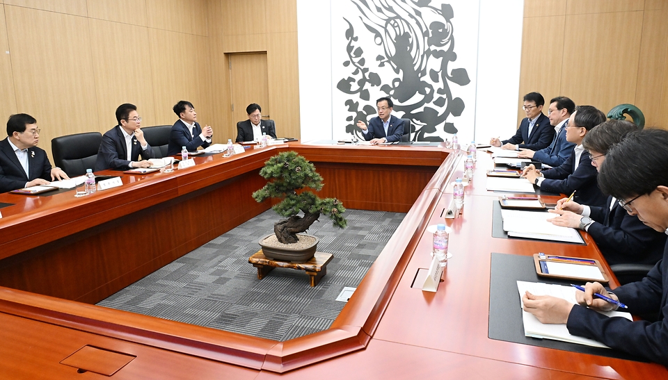 최상목 대통령 권한대행 부총리 겸 기획재정부 장관이 3월 20일 오전 경북 경주시 화백컨벤션센터(HICO)를 방문하여 아시아태평양경제협력체(APEC) 정상회의 준비상황 점검 회의를 주재하고 있다.