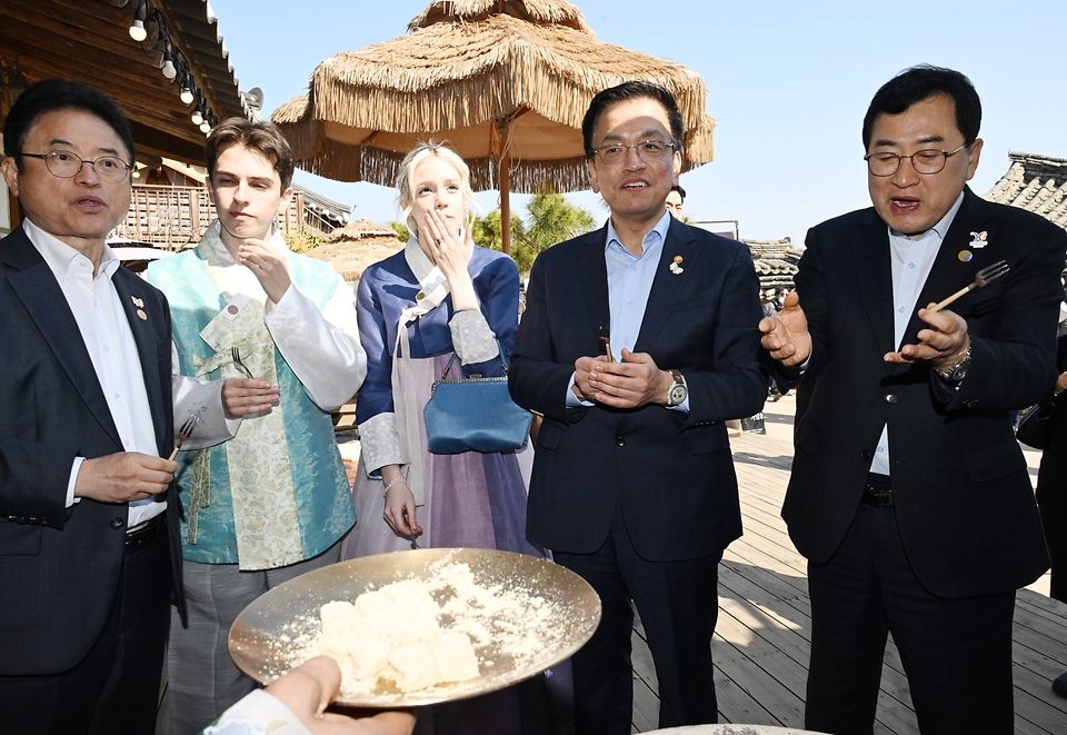 최상목 대통령 권한대행 부총리 겸 기획재정부 장관이 3월 20일 오후 아시아태평양경제협력체(APEC) 정상회의 준비상황 점검 후 경주시 교촌마을 최부자 아카데미에서 민생경제점검회의를 주재, 회의 시작에 앞서 현장시찰로 인절미를 시식하고 있다.