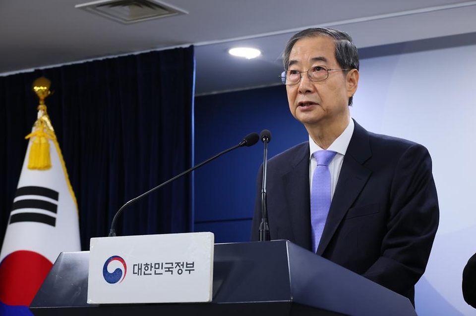 한덕수 대통령 권한대행 국무총리가 24일 세종대로 정부서울청사에서 대국민 담화를 발표하고 있다.