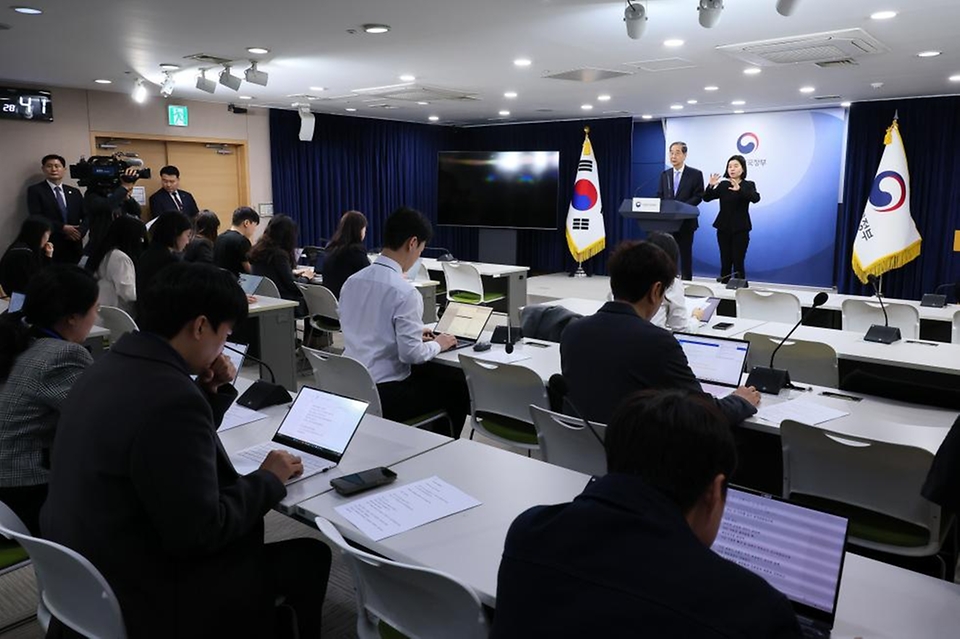 한덕수 대통령 권한대행 국무총리가 24일 세종대로 정부서울청사에서 대국민 담화를 발표하고 있다.