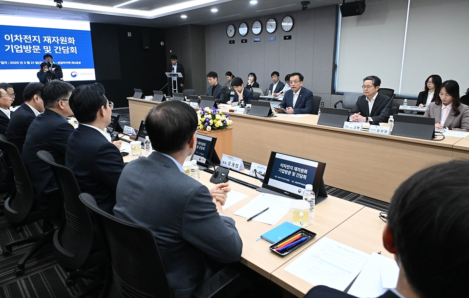 최상목 대통령 권한대행 부총리 겸 기획재정부 장관이 3월 21일 오후 정부의 핵심광물 재자원화 산업지원 관련하여 전북 군산 성일하이텍(주)을 방문, 간담회를 하고 있다.