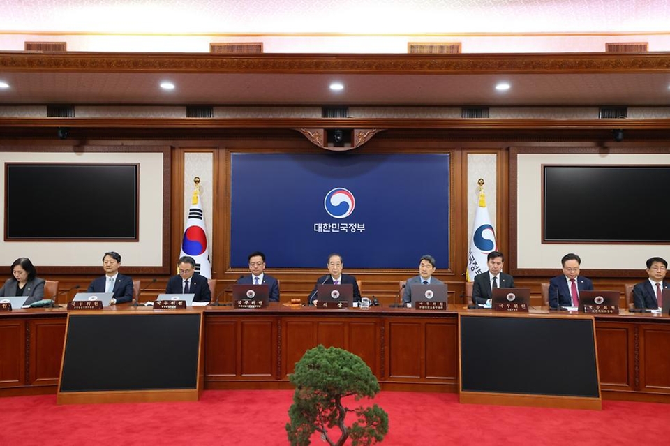 한덕수 대통령 권한대행 국무총리가 25일 세종대로 정부서울청사에서 열린 국무회의를 주재, 모두발언을 하고 있다.