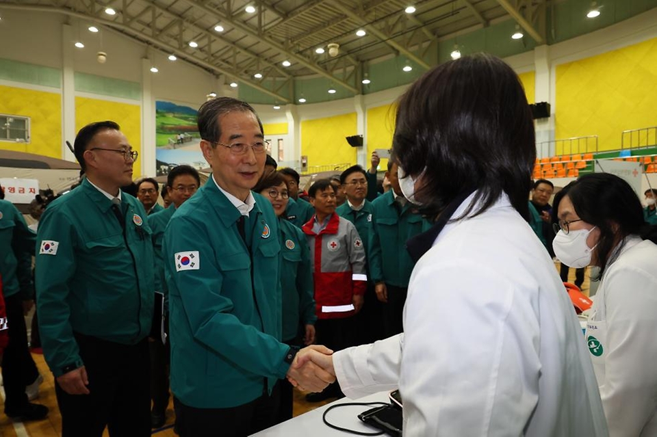 한덕수 대통령 권한대행 국무총리가 24일 경북 의성군 의성체육관에 마련된 산불 대피소를 방문, 이재민을 위로하고 자원봉사자들을 격려하고 있다.