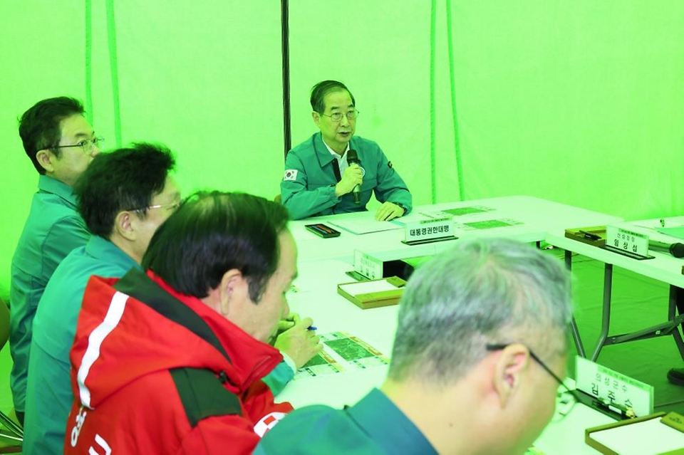 한덕수 대통령 권한대행 국무총리가 24일 경북 의성군 안평면사무소에 설치된 산림청 산불현장지휘본부를 찾아 산불 대응 현황에 대한 보고 받고 있다.
