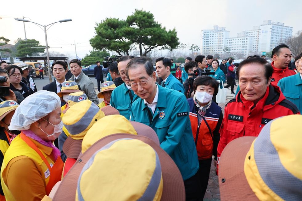 한덕수 대통령 권한대행 국무총리가 24일 경북 의성군 의성체육관에 마련된 산불 대피소를 방문, 이재민을 위로하고 자원봉사자들을 격려하고 있다.