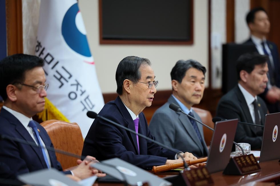 한덕수 대통령 권한대행 국무총리가 25일 세종대로 정부서울청사에서 열린 국무회의를 주재, 모두발언을 하고 있다.