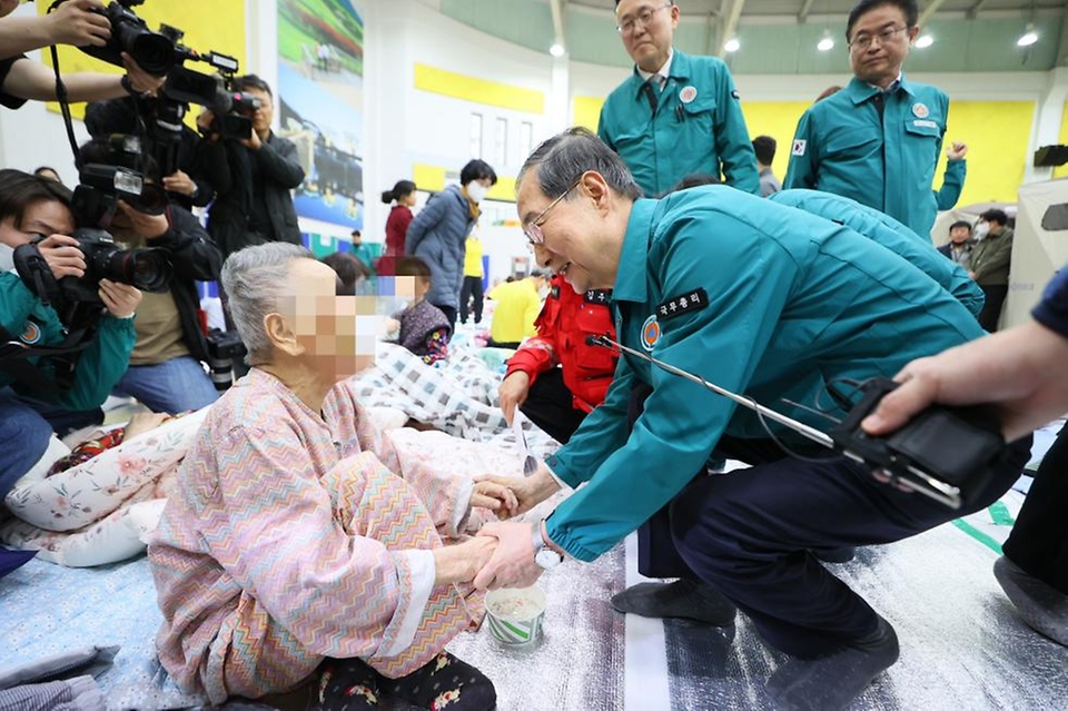 한덕수 대통령 권한대행 국무총리가 24일 경북 의성군 의성체육관에 마련된 산불 대피소를 방문, 이재민을 위로하고 자원봉사자들을 격려하고 있다.