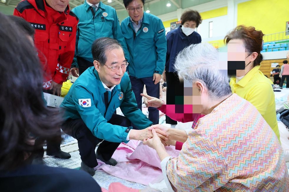 한덕수 대통령 권한대행 국무총리가 24일 경북 의성군 의성체육관에 마련된 산불 대피소를 방문, 이재민을 위로하고 자원봉사자들을 격려하고 있다.