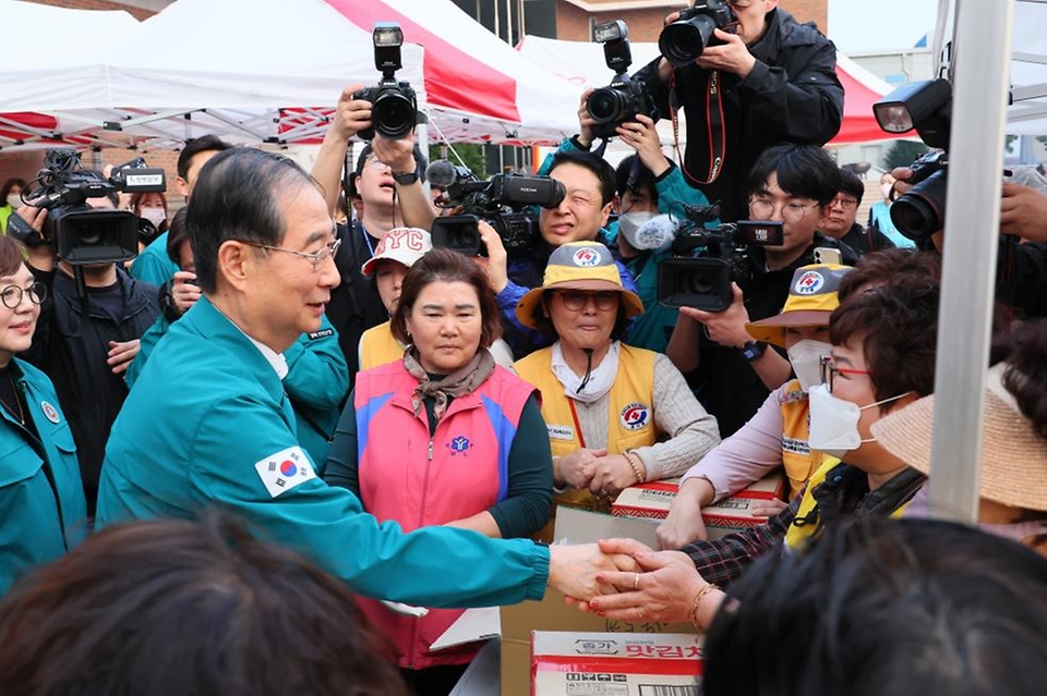 한덕수 대통령 권한대행 국무총리가 24일 경북 의성군 의성체육관에 마련된 산불 대피소를 방문, 이재민을 위로하고 자원봉사자들을 격려하고 있다.