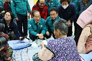 경북의성 산불 피해 주민대피소 방문 사진 2