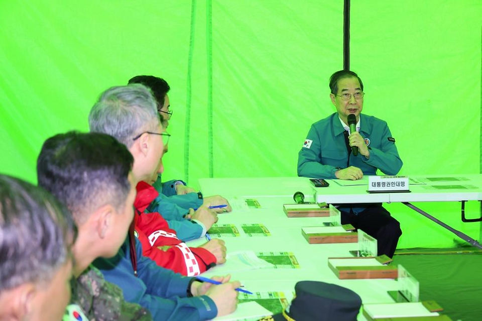 한덕수 대통령 권한대행 국무총리가 24일 경북 의성군 안평면사무소에 설치된 산림청 산불현장지휘본부를 찾아 산불 대응 현황에 대한 보고 받고 있다.