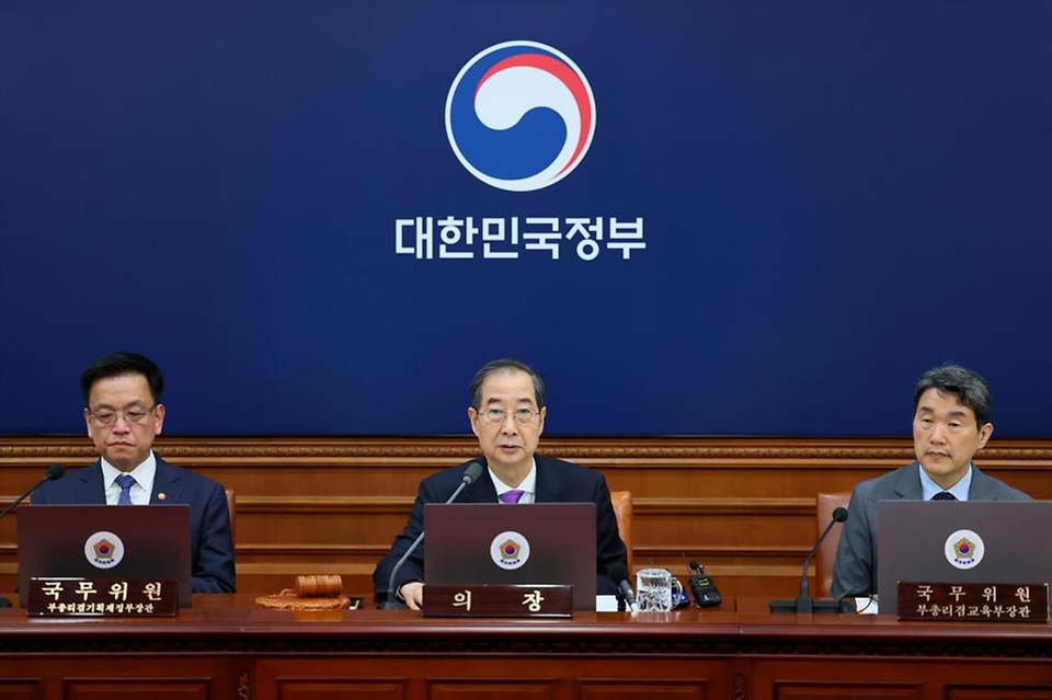 한덕수 대통령 권한대행 국무총리가 25일 세종대로 정부서울청사에서 열린 국무회의를 주재, 모두발언을 하고 있다.