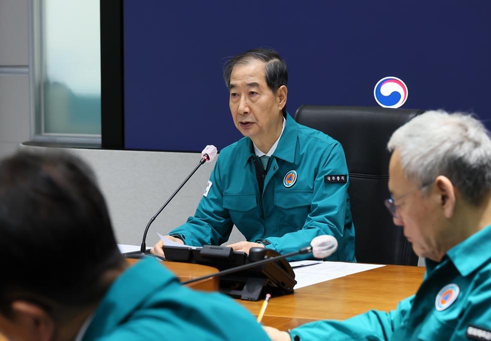 한덕수 대통령 권한대행 국무총리가 26일 세종대로 정부서울청사에서 울산·경북·경남 산불대응 중앙재난안전대책본부 회의를 주재하고 있다.