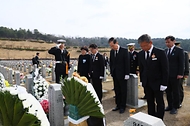 제2연평해전·연평도 포격전 희생자 및 천암한 46용사 묘역 참배 사진 7