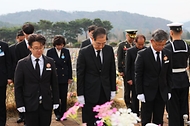 제2연평해전·연평도 포격전 희생자 및 천암한 46용사 묘역 참배 사진 5