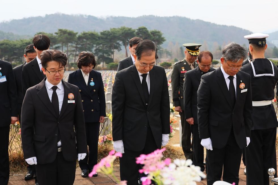 한덕수 대통령 권한대행 국무총리가 28일 국립대전현충원 제2연평해전·연평도 포격전 희생자 묘역 및 천안함 46용사 묘역을 참배하며 비석을 어루만지고 있다.