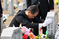제2연평해전·연평도 포격전 희생자 및 천암한 46용사 묘역 참배 사진 6