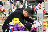 제2연평해전·연평도 포격전 희생자 및 천암한 46용사 묘역 참배 사진 1