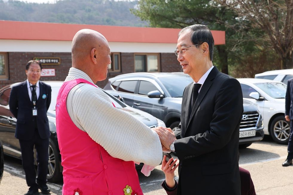 한덕수 대통령 권한대행 국무총리가 28일 국립대전현충원 내 구암사 나눔의 집 '나마스테'를 방문, 국수 나눔 자원봉사자들을 격려하고 있다.