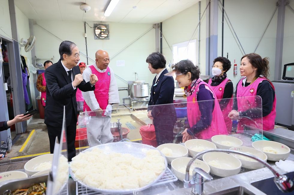 한덕수 대통령 권한대행 국무총리가 28일 국립대전현충원 내 구암사 나눔의 집 '나마스테'를 방문, 국수 나눔 자원봉사자들을 격려하고 있다.