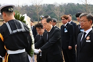 제2연평해전·연평도 포격전 희생자 및 천암한 46용사 묘역 참배 사진 3