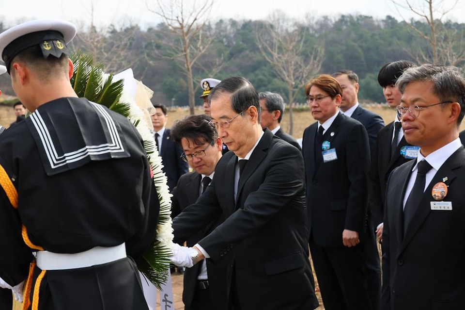 한덕수 대통령 권한대행 국무총리가 28일 국립대전현충원 제2연평해전·연평도 포격전 희생자 묘역 및 천안함 46용사 묘역을 참배하며 비석을 어루만지고 있다.