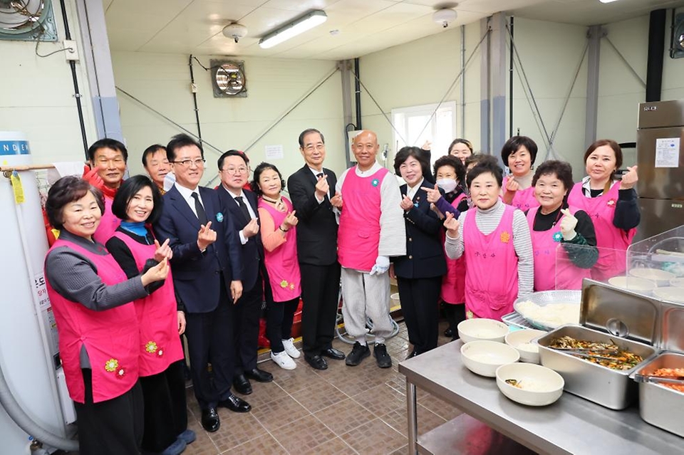 한덕수 대통령 권한대행 국무총리가 28일 국립대전현충원 내 구암사 나눔의 집 '나마스테'를 방문, 국수 나눔 자원봉사자들을 격려하고 있다.