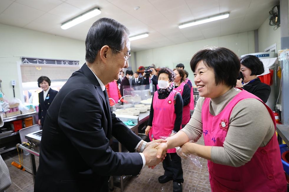 한덕수 대통령 권한대행 국무총리가 28일 국립대전현충원 내 구암사 나눔의 집 '나마스테'를 방문, 국수 나눔 자원봉사자들을 격려하고 있다.