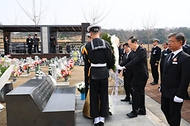 제2연평해전·연평도 포격전 희생자 및 천암한 46용사 묘역 참배 사진 4