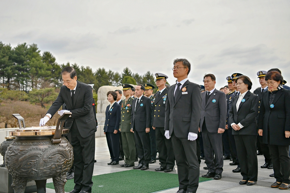 한덕수 대통령 권한대행 국무총리가 28일 오전 국립대전현충원에서 열린 제10회 서해수호의 날 기념식에 참석하여 현충탑에 참배를 하고 있다.