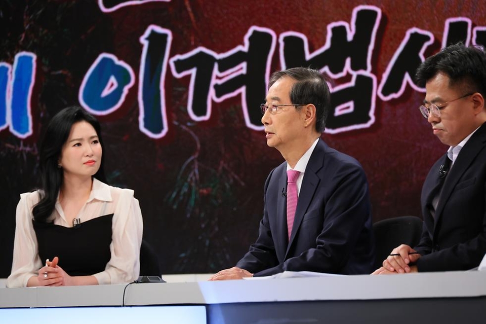 한덕수 대통령권한대행 국무총리가 30일 여의도 KBS에서 방송된 '산불 피해 함께 이겨냅시다' 특별생방송에 출연, 인터뷰에 응하고 있다.