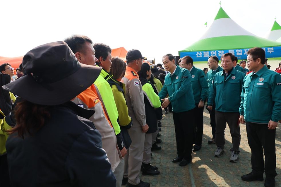 한덕수 대통령 권한대행 국무총리가 28일 경북 안동체육관에 마련된 산불 주민대피소를 방문, 주민들을 위로하고 있다.