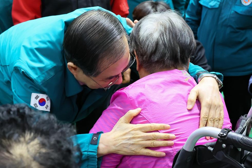 한덕수 대통령 권한대행 국무총리가 28일 경북 안동체육관에 마련된 산불 주민대피소를 방문, 주민들을 위로하고 있다.