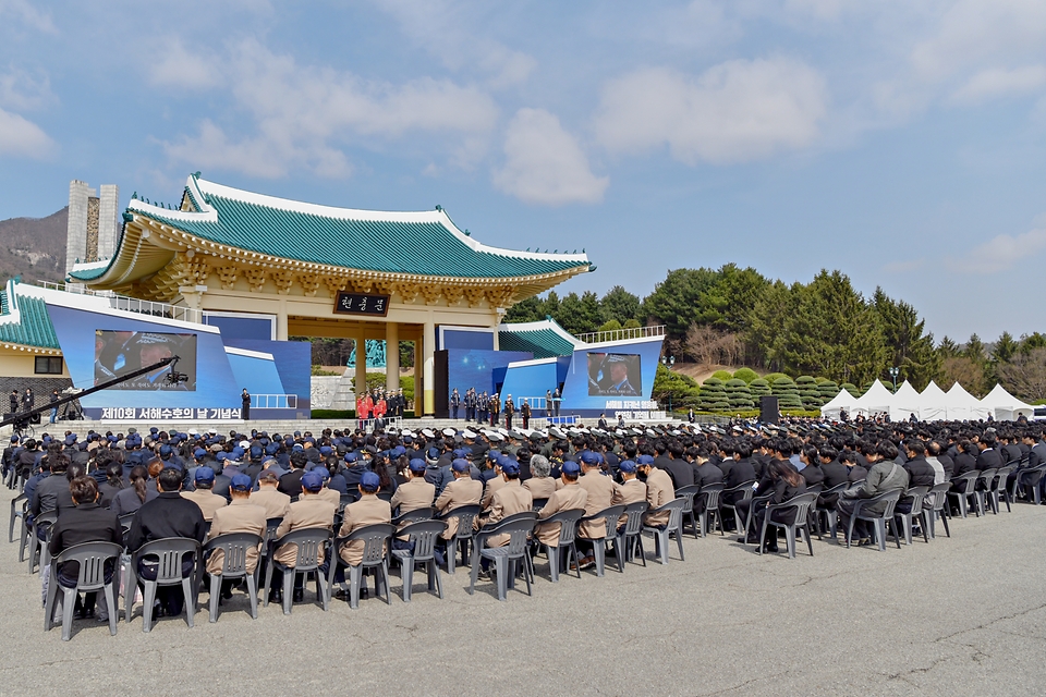 28일 오전 국립대전현충원에서 열린 제10회 서해수호의 날 기념식에서 기념공연을 하고 있다.