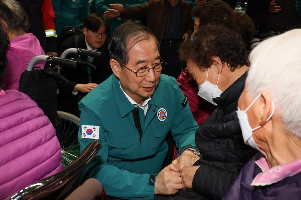 한덕수 대통령 권한대행 국무총리가 28일 경북 안동체육관에 마련된 산불 주민대피소를 방문, 주민들을 위로하고 있다.