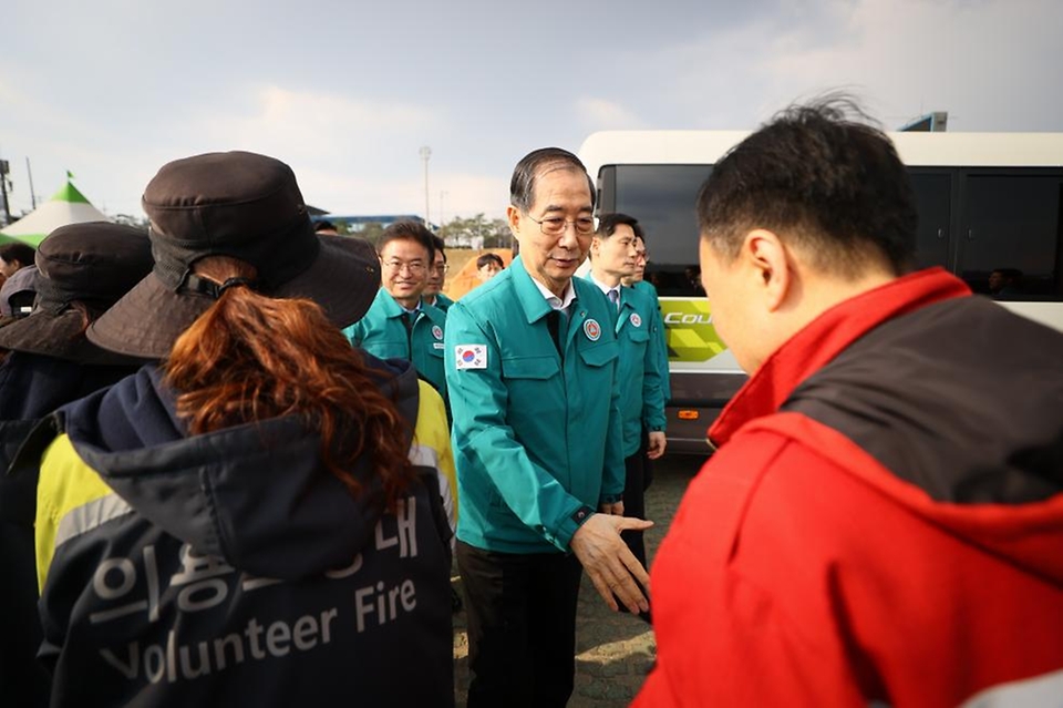 한덕수 대통령 권한대행 국무총리가 28일 경북 안동체육관에 마련된 산불 주민대피소를 방문, 주민들을 위로하고 있다.