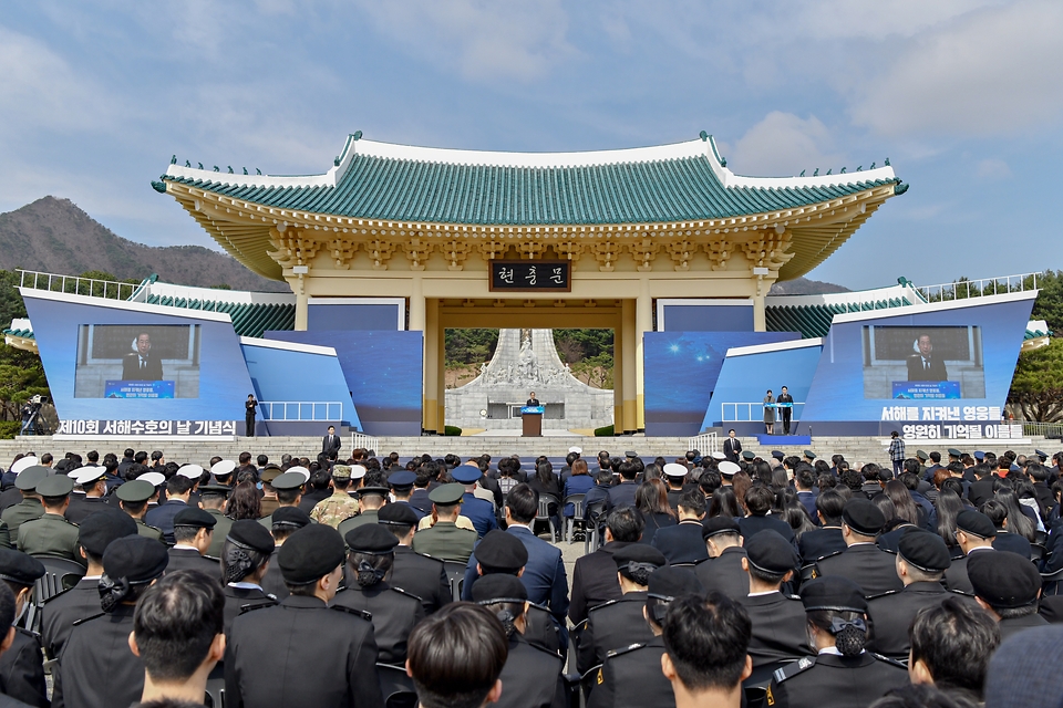 한덕수 대통령 권한대행 국무총리가 28일 오전 국립대전현충원에서 열린 제10회 서해수호의 날 기념식에 참석하여 기념사를 하고 있다.